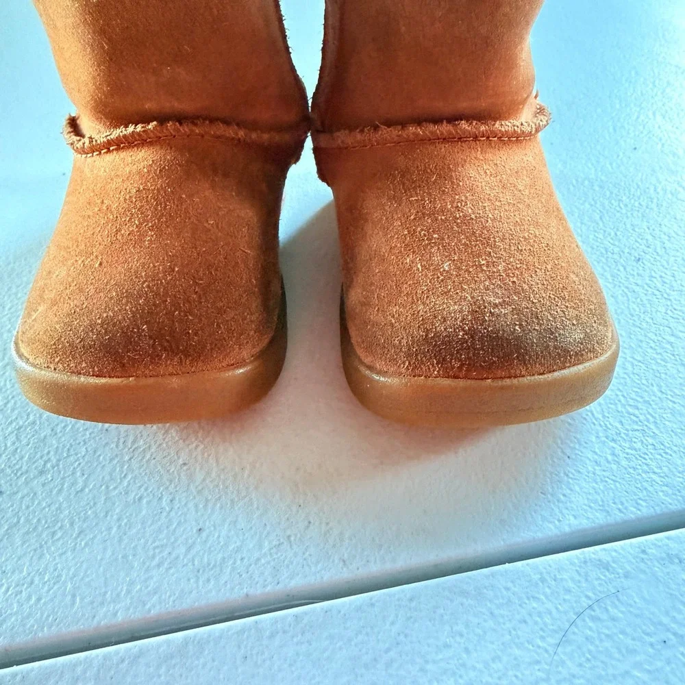 UGG Kids Keelan Chestnut Boots 4 Suede Sheepskin Lining Hook and Loop Closure